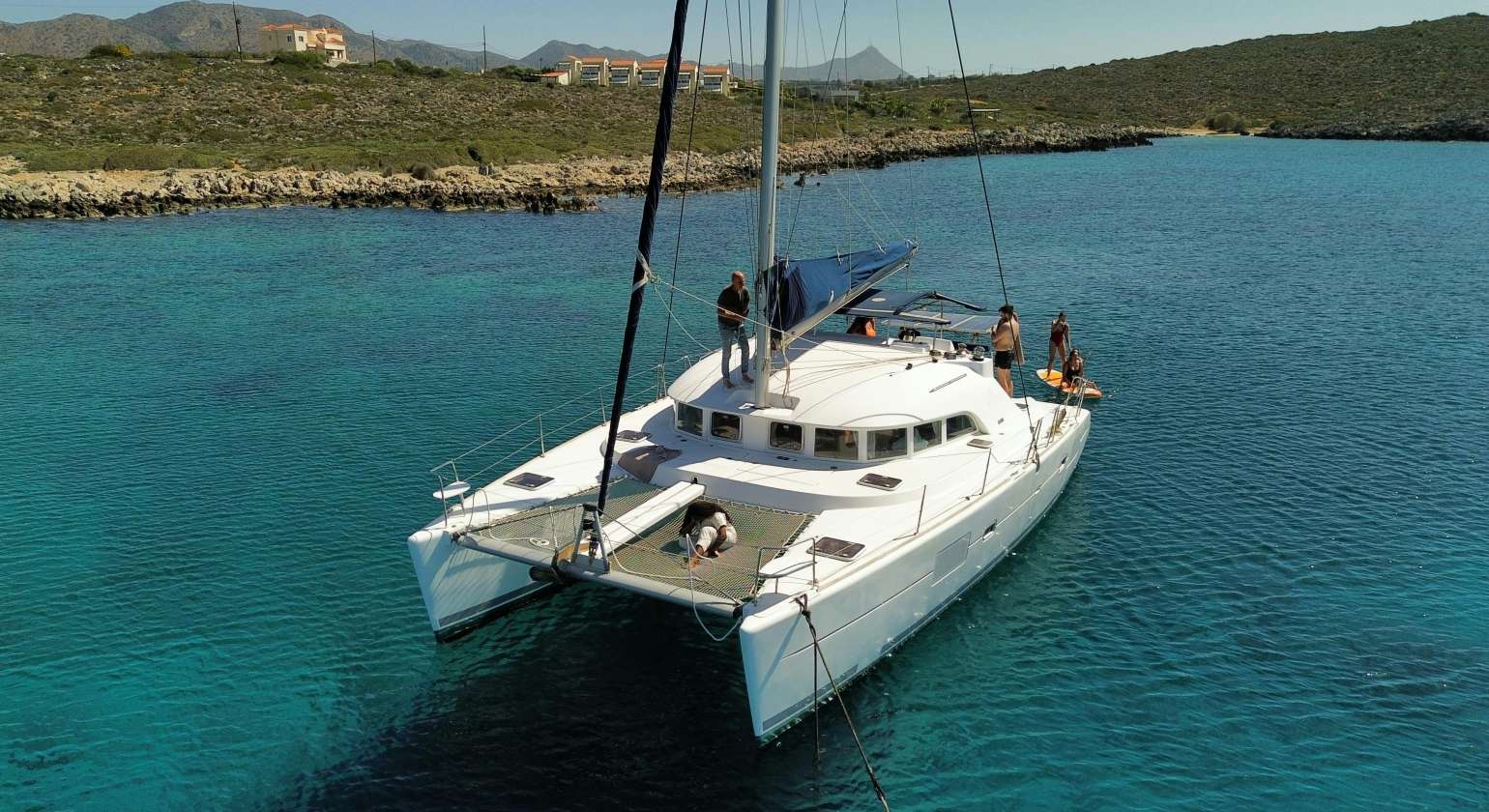 Catamaran vs. Sailboat: Which Is Better for Your Los Cabos Getaway?