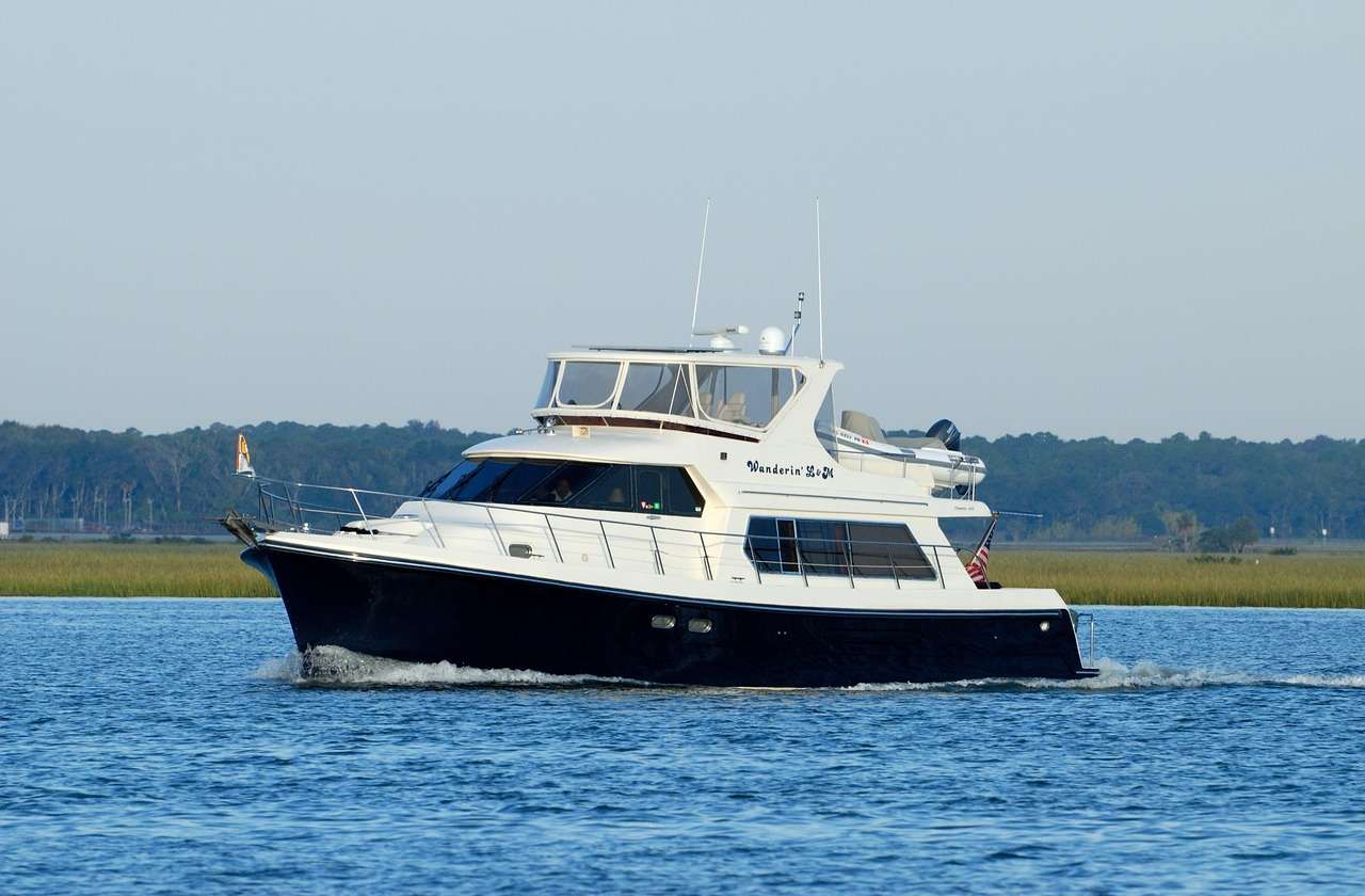 Motor Yacht vs Sailboat: Choosing the Best Charter Experience in Los Cabos