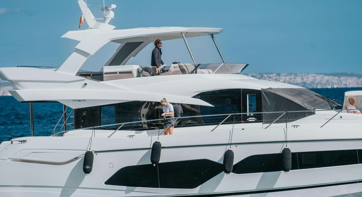 Yacht Cruises vs Boat Rentals in Los Cabos: Party Boats Compared