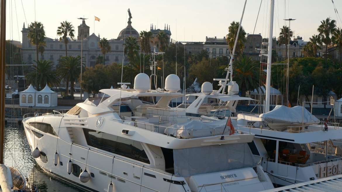 Difference Between a Yacht and a Boat in Los Cabos: Choosing the Right Luxury Experience